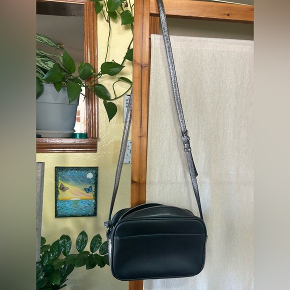 G.I.L.I. Black and Silver Metallic crossbody - Picture 3 of 11